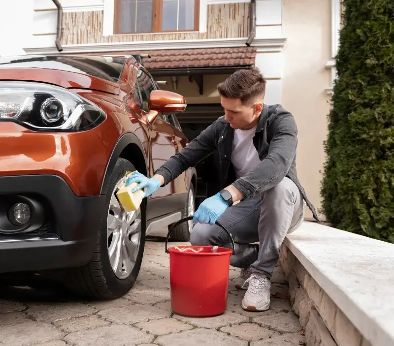 Lavage auto à domicile Calès : professionnel intervenant sur un véhicule